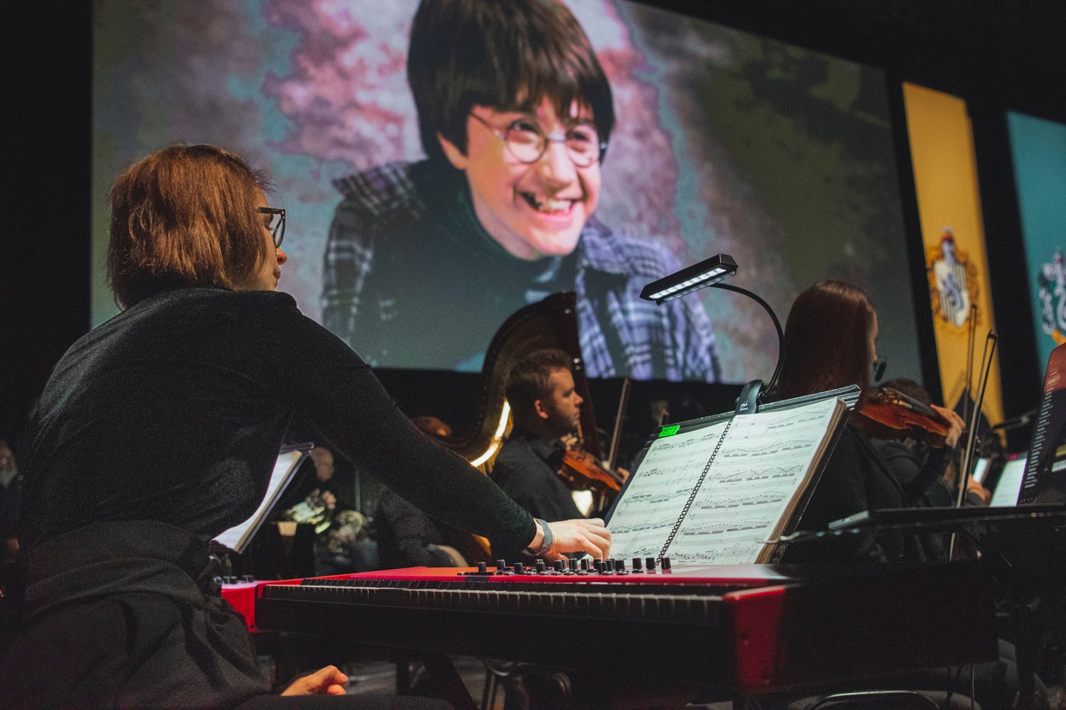 Záber z predchádzajúceho premietania Harry Potter a Kameň mudrcov.