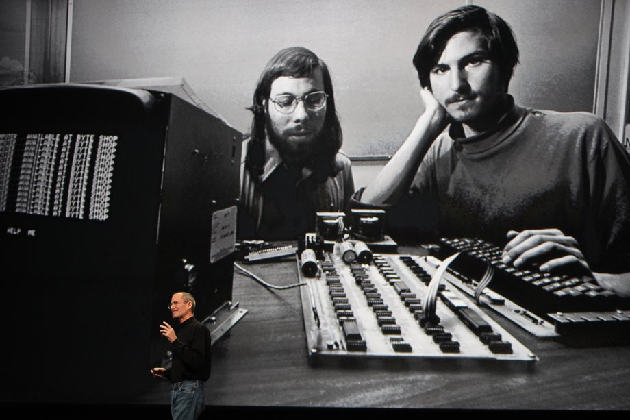 Isaacson powiedział, że Steve Jobs (po prawej) przyjął rolę "samca alfa" w Apple i "zepchnął na margines" współzałożyciela firmy Steve'a Wozniaka (po lewej)