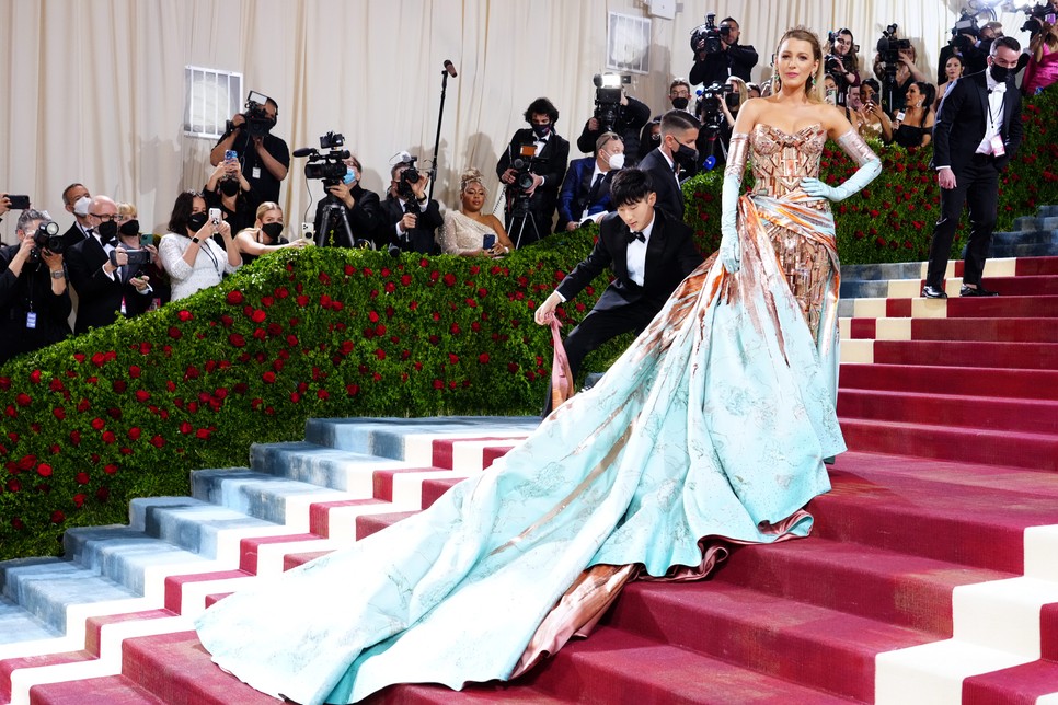 Blake Lively a szemünk előtt változott át a vörös szőnyegen a Met gálán
