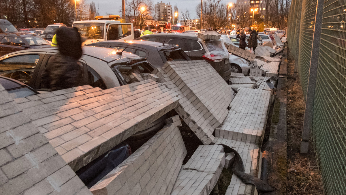 Wichura w Warszawie przewróciła mur na zaparkowane samochody