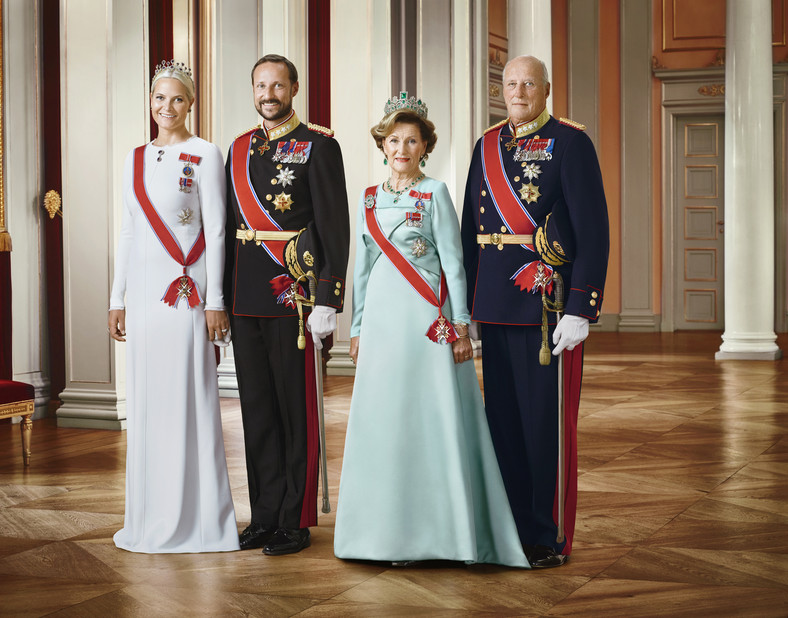 Król Harald V z żoną Sonją, synem i synową