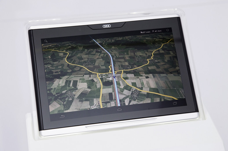 Tablet Audi SmartDisplay przyda się do opracowania tras i przesłania do pokładowej nawigacji.