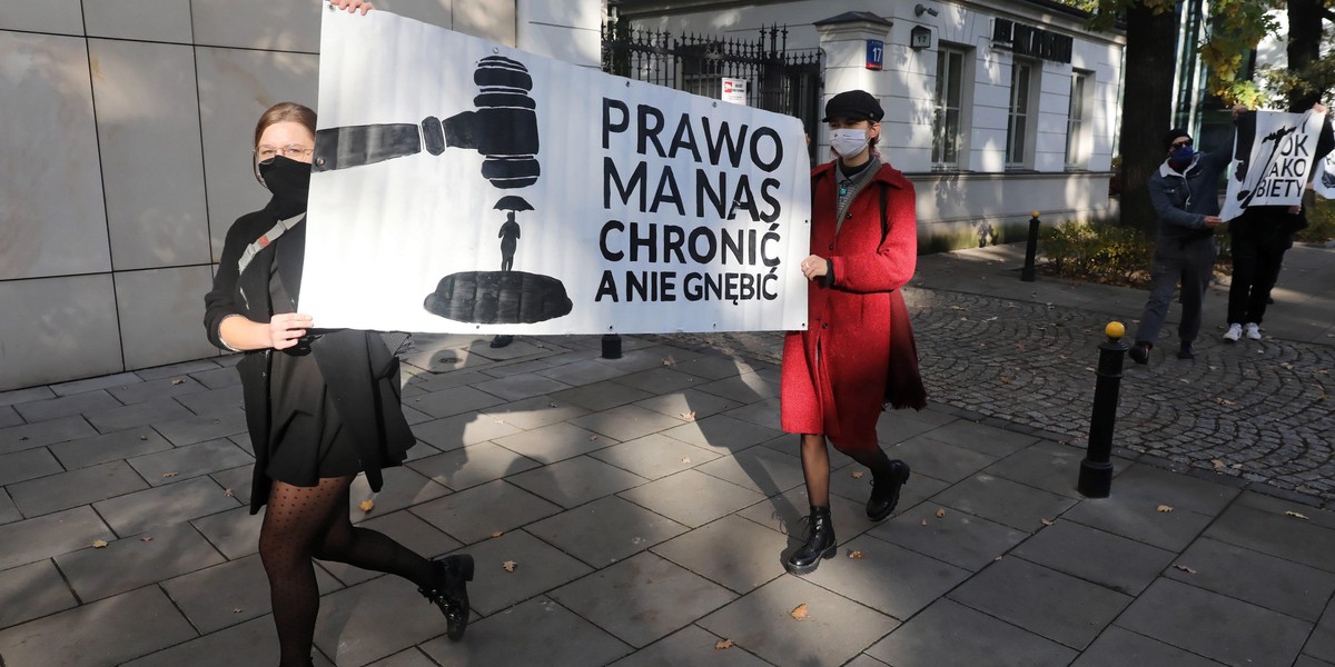 Trybunał Konstytucyjny zajmuje się sprawą aborcji. Kobiety protestują przed gmachem budynku