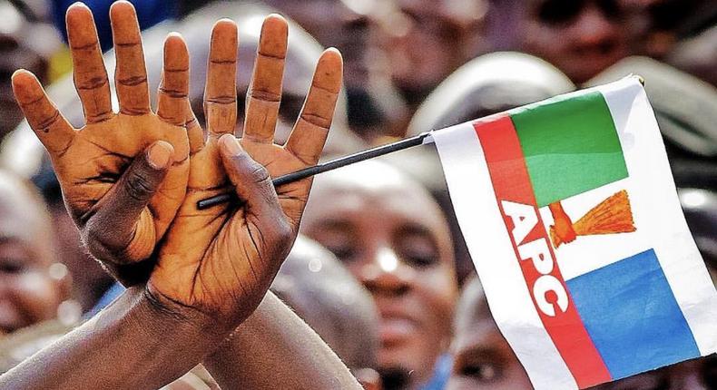 A supporter of the All Progressive Congress (APC) holds up the sign of President Muhammadu Buhari's re-election campaign [Twitter/@BuhariCentre]