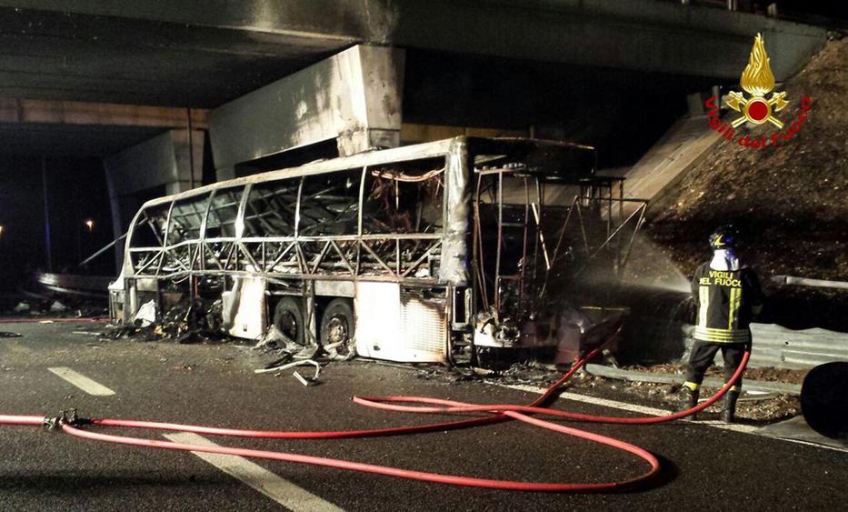 A magyar diákokat szállító busz teljesen kiégett,  miután a felüljáró pillérének csapódott /Fotó MTI