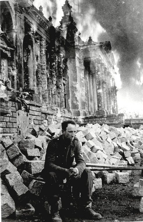 Słynne zdjęcie niemieckiego żołnierza, siedzącego na ruinach Reichstagu, 9 maja 1945 roku 