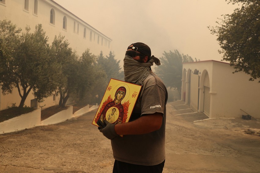 U Filiju je vatra zahvatila kuće i automobile, nateravši stanovnike da beže pešice, a pojedini su zbog gustog oblaka dima pokrivali lica odećom.