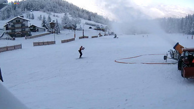 Szczyrk - śnieg i narciarze na Białym Krzyżu