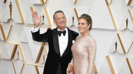 Az igen: Tom Hanks fekvőtámaszokat nyomott egy katonával a vörös szőnyegen az Oscaron