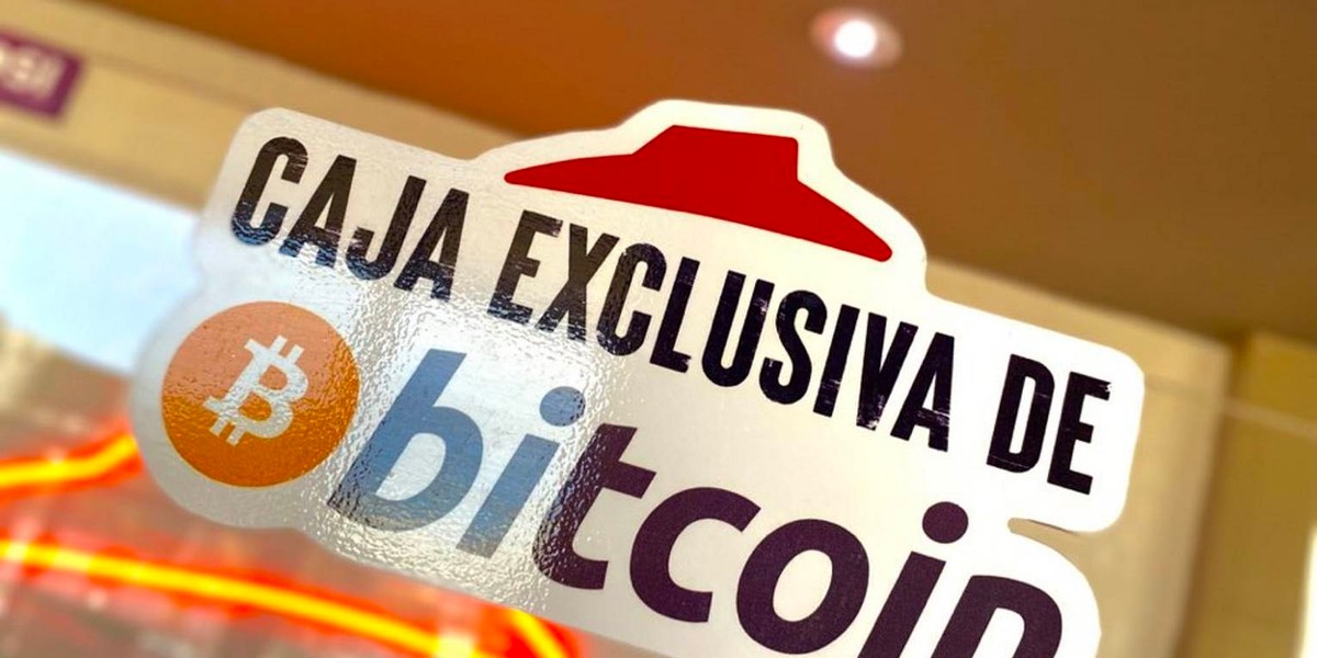 Bitcoinem można już płacić za pizzę w Salwadorze (patrz zdjęcie z restauracji Pizza Hut).