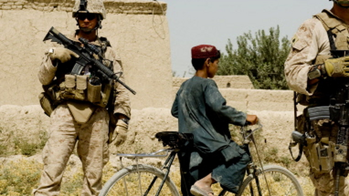 Dwunastu żołnierzy amerykańskiej armii stacjonującej w Afganistanie, należących do nieformalnej grupy "Kill team" zostało postawionych w stan oskarżenia w związku z morderstwami bezbronnych cywilów. Żołnierze podczas patroli mieli strzelać do bezbronnych rolników dla sportu oraz kolekcjonować krwawe trofea w postaci odciętych palców swoich ofiar - informuje dailymail.co.uk.
