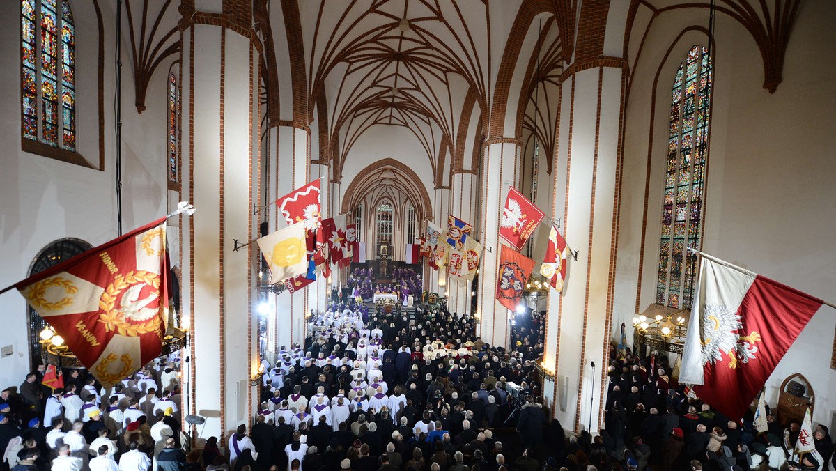 40 proc. katolików uczestniczyło w 2012 roku w Polsce w niedzielnych mszach św., tyle samo, co rok wcześniej - wynika z badań przeprowadzonych przez Instytut Statystyki Kościoła Katolickiego (ISKK) pod kierunkiem ks. prof. Witolda Zdaniewicza.