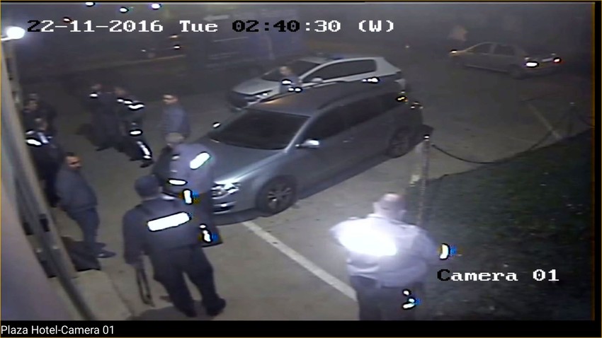 Hapšenje: Pripadnici UKP-a ulaze u hotel u Laćarku