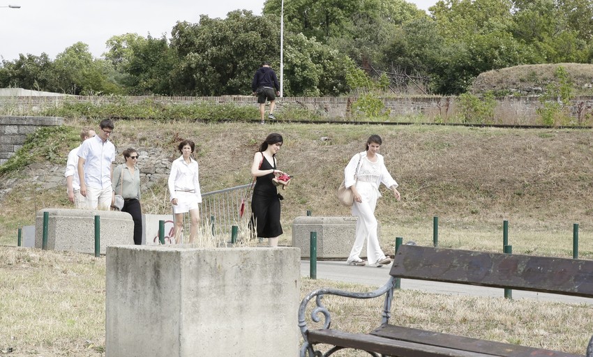 Ivana Abramović u belom šortsu i Katarina Mišović u beloj majici i sakou