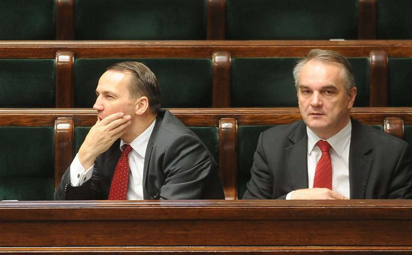 Sikorski zostaje. Tak zdecydowali posłowie