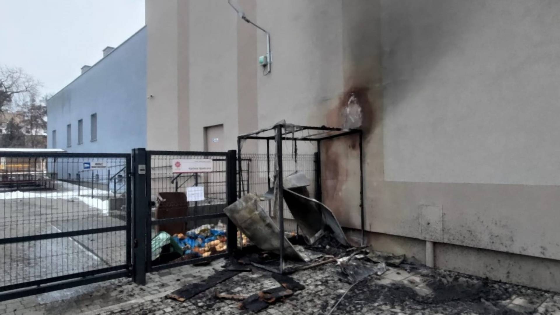 Nieznani sprawcy spalili lodówkę społeczną w Łodzi. "Komuś przeszkadzała"