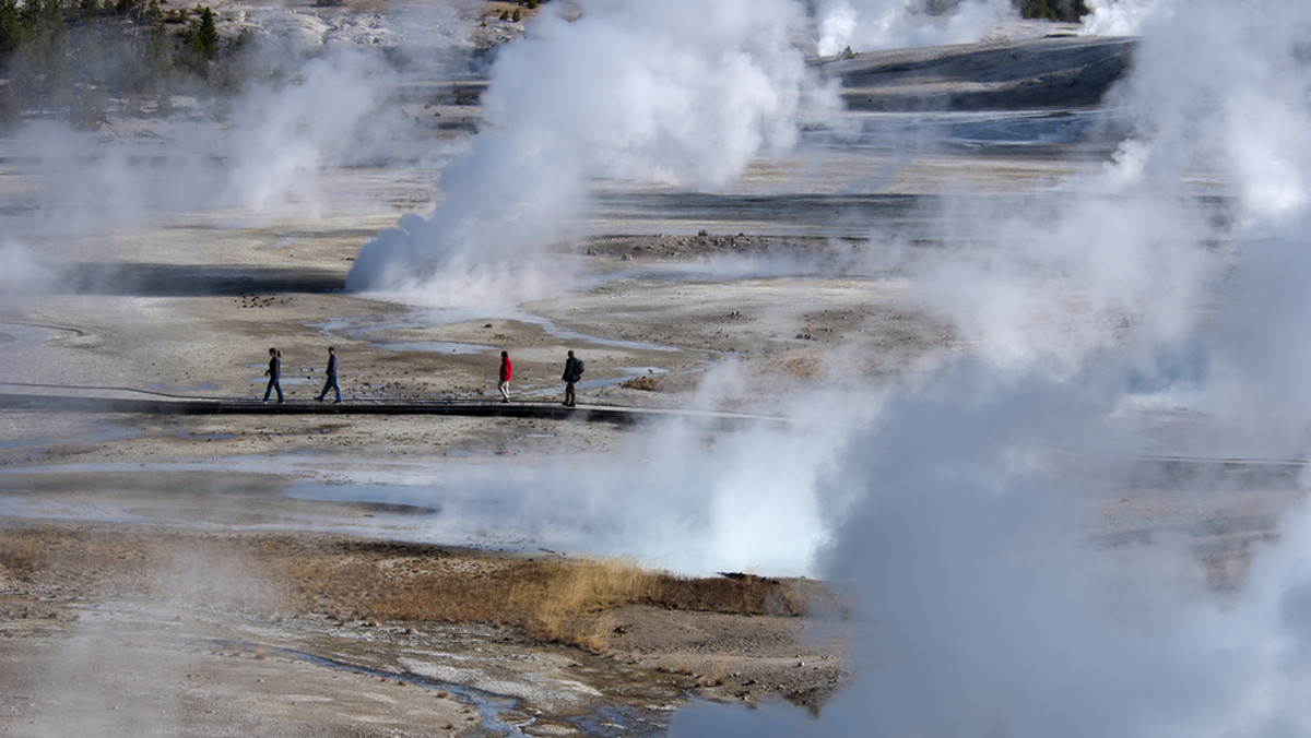 Około 20-letni mężczyzna najprawdopodobniej stracił życie podczas wizyty w Parku Yellowstone. Turysta oddalił się od wyznaczonych ścieżek i najpewniej wówczas wpadł do jednego z gejzerów.