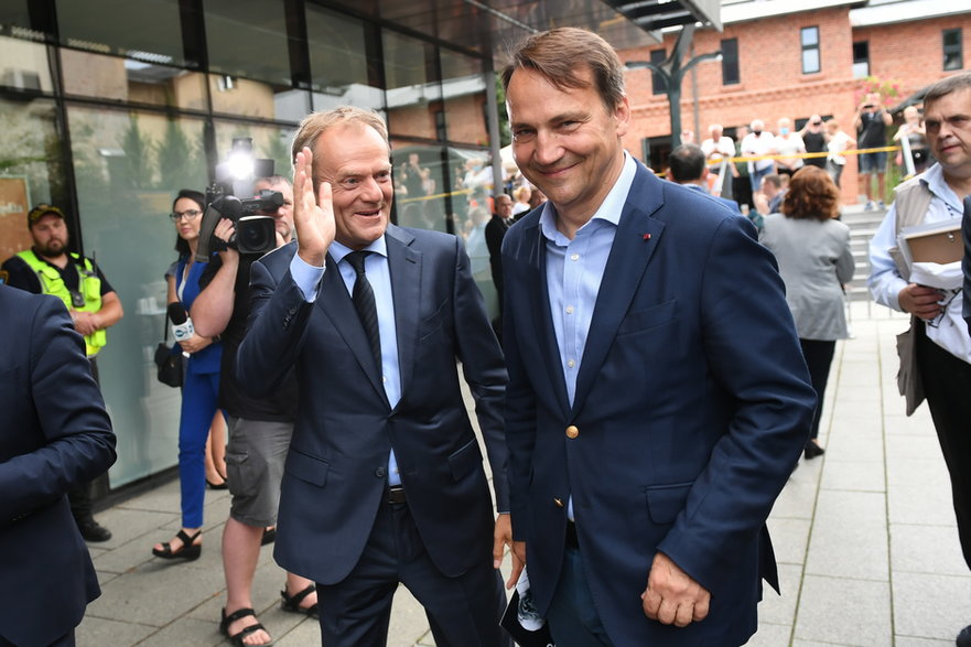 Lider Platformy Obywatelskiej Donald Tusk oraz poseł Parlamentu Europejskiego Radosław Sikorski. Zdjęcie z 2020 r.