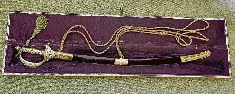  Sablja okovana zlatom i dijamantima, koju je Tito dobio od Staljina 1944. godine u Moskvi kao znak priznanja za borbu protiv fašizma