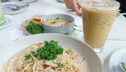 NIE dla cappuccino do spaghetti - oryginalny protest przy rzymskiej Fontannie di Trevi