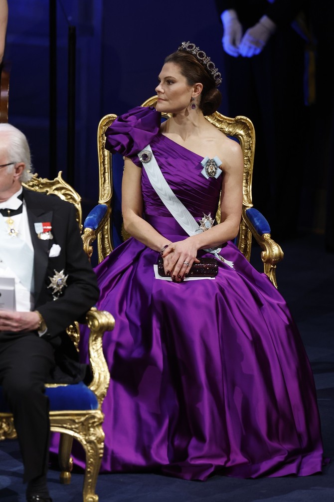 Viktorija u prelepoj, ljubičastoj haljini od satena 