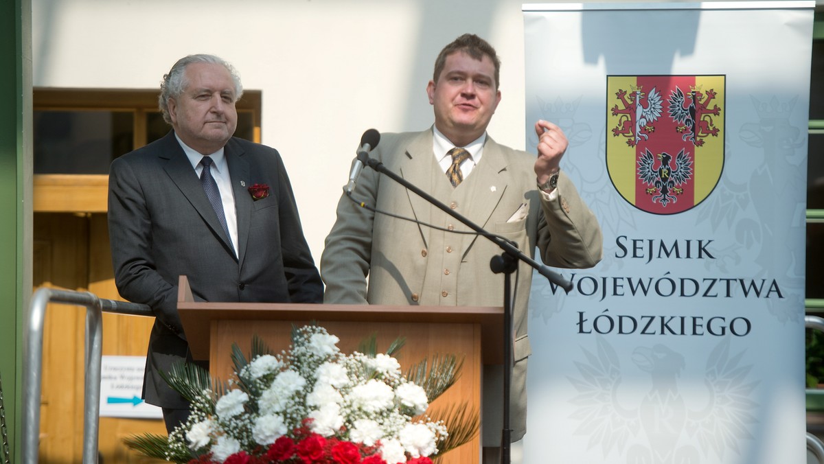 Radni sejmiku województwa łódzkiego zebrali się dziś w Piotrkowie Trybunalskim na uroczystej sesji, by uczcić 20-lecie uchwalenia konstytucji. Radni PiS chcieli uniemożliwić wygłoszenie wykładu przez jednego z mówców – byłego prezesa TK. Według PO i PSL-u doszło do próby zerwania obrad sejmiku.