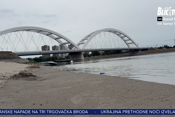 (VIDEO) DUNAV SE POVUKAO, A NOVOSAĐANI KRENULI DA ŠETAJU PO NJEGOVOM DNU! Lađari upozoravaju: "Ovo nije atrakcija, već ozbiljan problem"