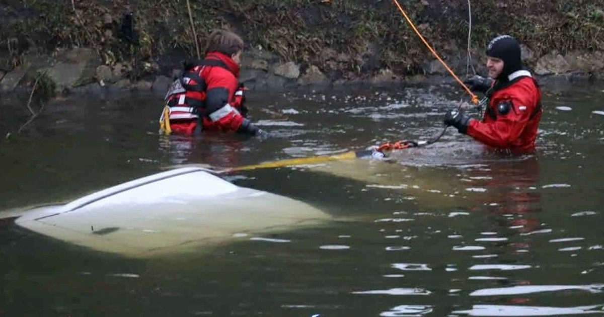 Samochód utonął w fosie w centrum Wrocławia. Po wyłowieniu zobaczyli ten napis. Wymowne