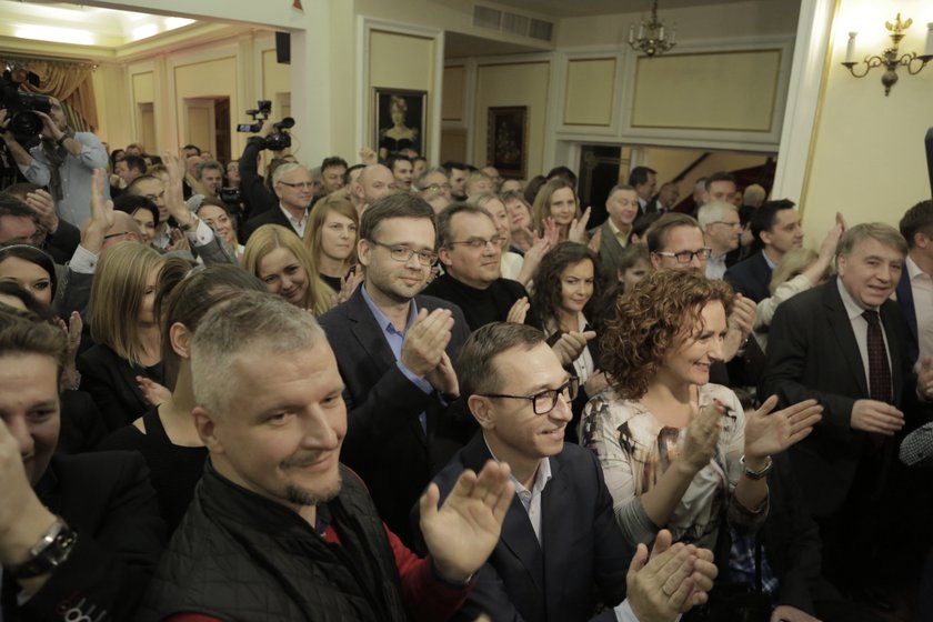 Sztab Rafała Dutkiewicza w wieczór wyborczy po II turze wyborów prezydenckich we Wrocławiu