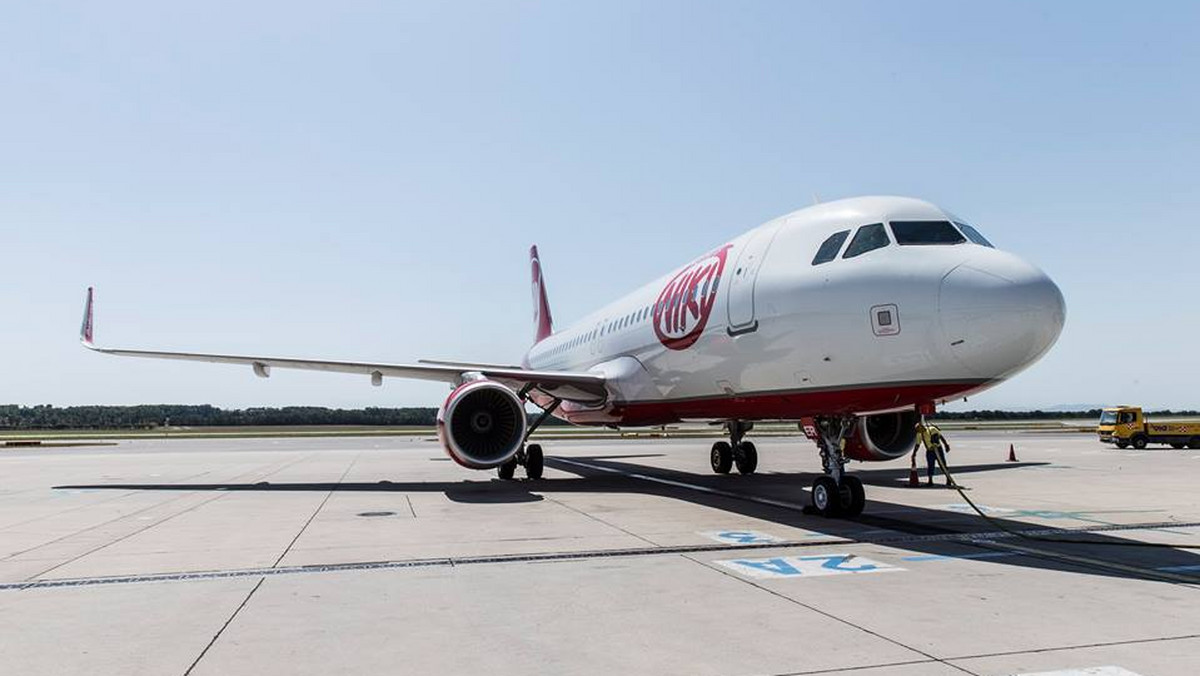 Austriackie tanie linie lotnicze FlyNiki planują uruchomienie w kwietniu tego roku połączeń lotniczych między Bratysławą a Wiedniem. Będzie to najkrótsze połączenie międzynarodowe na świecie. Lot potrwa... 10 minut, gdyż miasta oddalone są od siebie zaledwie o 48 km.