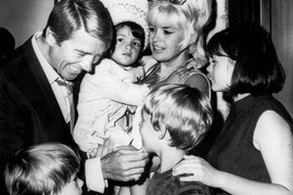 ŠOK! Glumica (61) koju Srbija gleda u hit seriji posle 30 GODINA otkrila ko je NJEN BIOLOŠKI OTAC! Svi su mislili da je ĆERKA SLAVNOG MAĐARA, a on bio NJEN OČUH