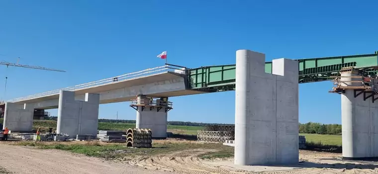 Wielka i ekspresowa budowa nad Narwią. Rośnie most trasy Via Baltica [WIDEO]