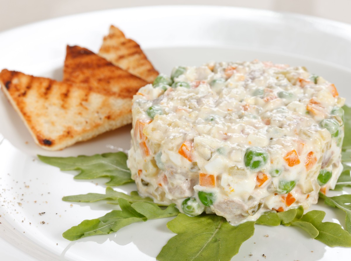 Sałatka jarzynowa na Wielkanoc. Klasyczna, kremowa i z idealnymi proporcjami warzyw