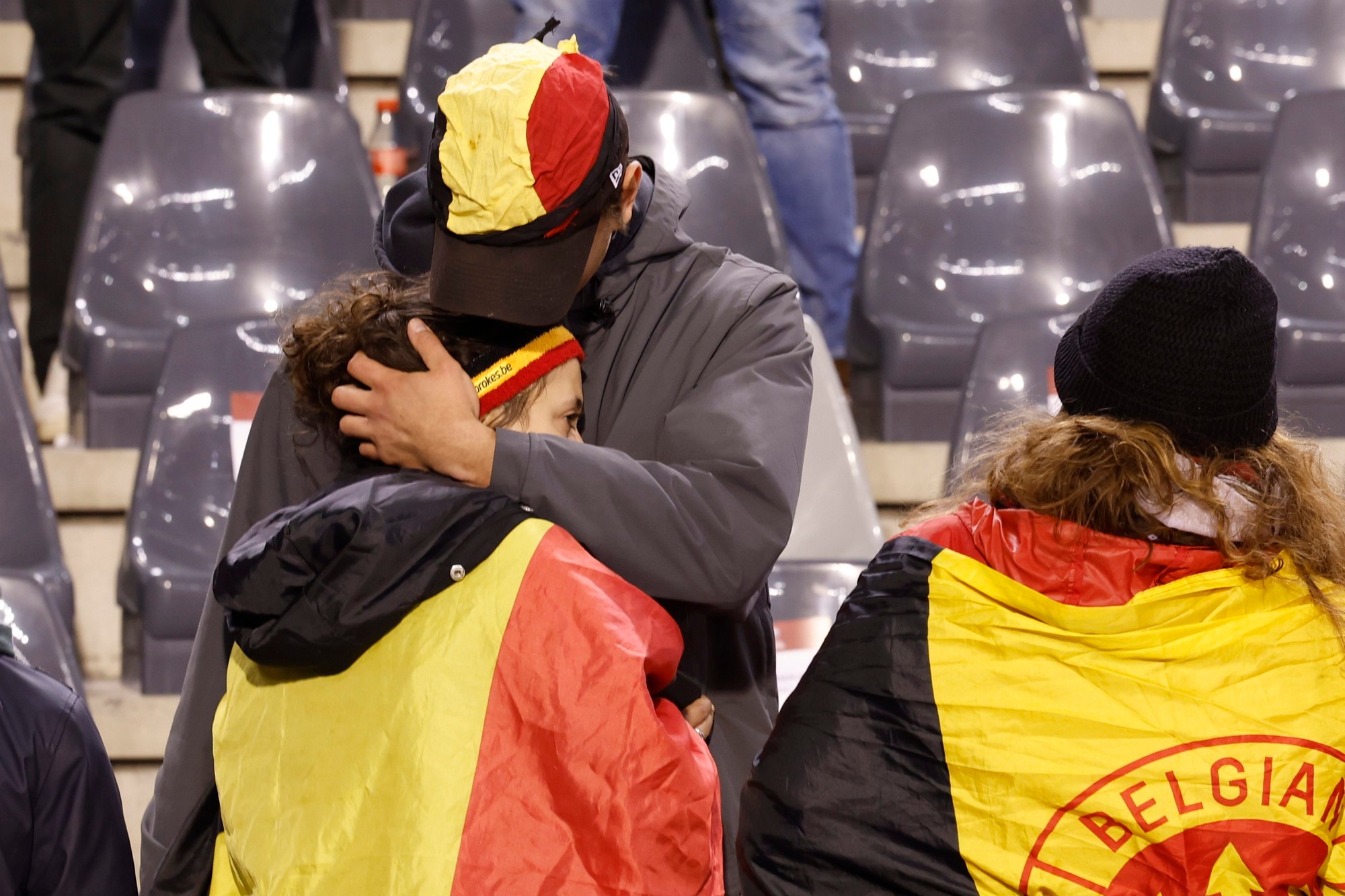 V Bruseli vyčíňal atentátnik a zabil dvoch švédskych fanúšikov. Zápas Belgicko - Švédsko prerušili.