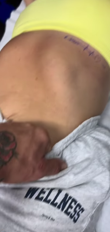 Conor McGregor stiahol partnerke šortky. 