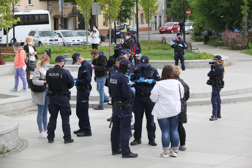 Ostatnia droga zamordowanej Kornelii. Po pogrzebie doszło do spięcia żałobników z policją