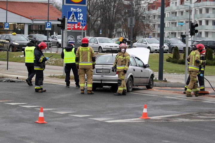 Groźne zdarzenie na ul. Tuwima. Kierująca nissanem kobieta w ciąży zderzyła się z oplem [ZDJĘCIA]