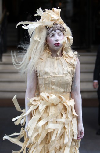 Lady GaGa przed swoim hotelem w Londynie – 28 października 2013