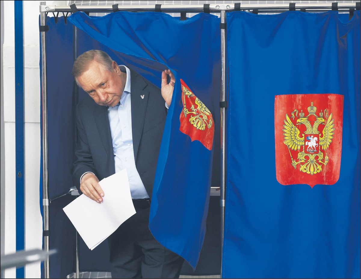 Gubernator Petersburga Aleksandr Biegłow oddaje głos