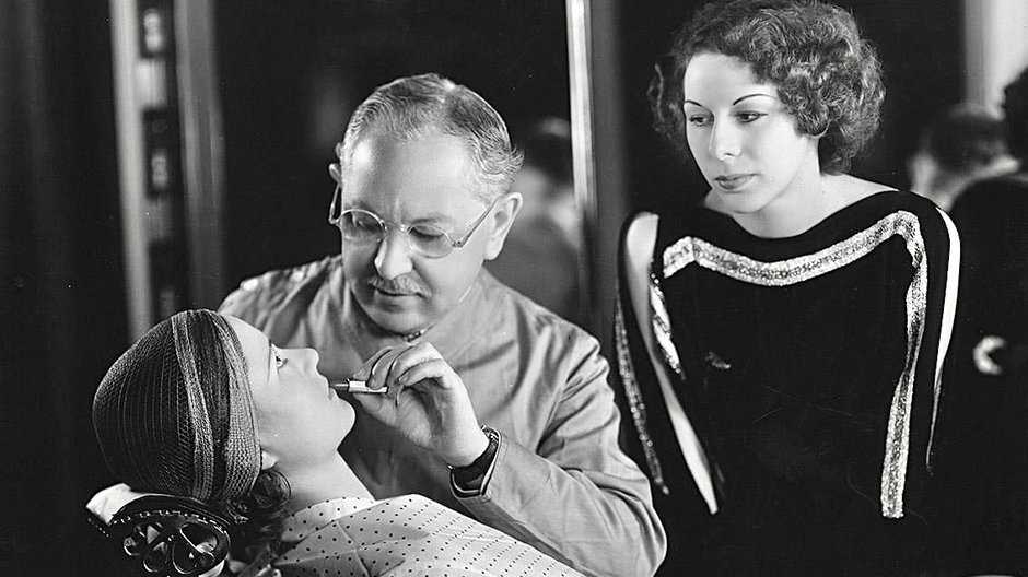 Maksymilian Faktorowicz, czyli Max Factor w 1930 r., demonstruje, jak nakładać szminkę