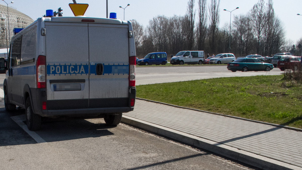 16-letni mieszkaniec Łodzi podejrzewany jest o kradzież samochodu zaparkowanego na jednej z ulic Władysławowa. Chłopak trafił do policyjnej izby dziecka, a jego losem zajmie się sąd rodzinny.