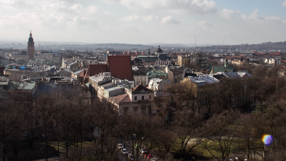 W krakowskim wniosku aplikacyjnym ws. organizacji Zimowych Igrzysk Olimpijskim w 2022 roku jest fragment poświęcony czystości powietrza. Możemy się z niego dowiedzieć m.in., że "poza pojedynczymi incydentami poziom określonych zanieczyszczeń powietrza w Strefie Krakowa pozostaje zgodny z normami, z wyjątkiem stężenia pyłu PM10". - To dość spore przekłamanie – mówi Onetowi radny Paweł Ścigalski.