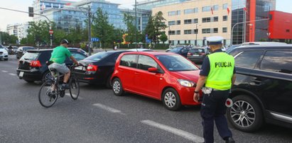 Kierowco! Nie blokuj skrzyżowań. Patrz co pokazuje policjant