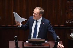 Tusk w obronie Sienkiewicza: Także w obozie PiS ludzie wstydzą się tego...