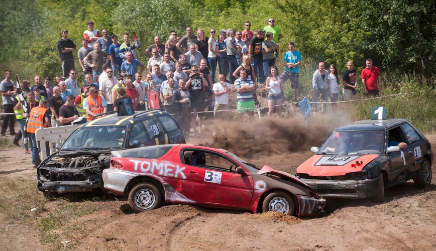 Te auta powinny być na złomie, ale ścigają się w Polskiej Lidze Wraków