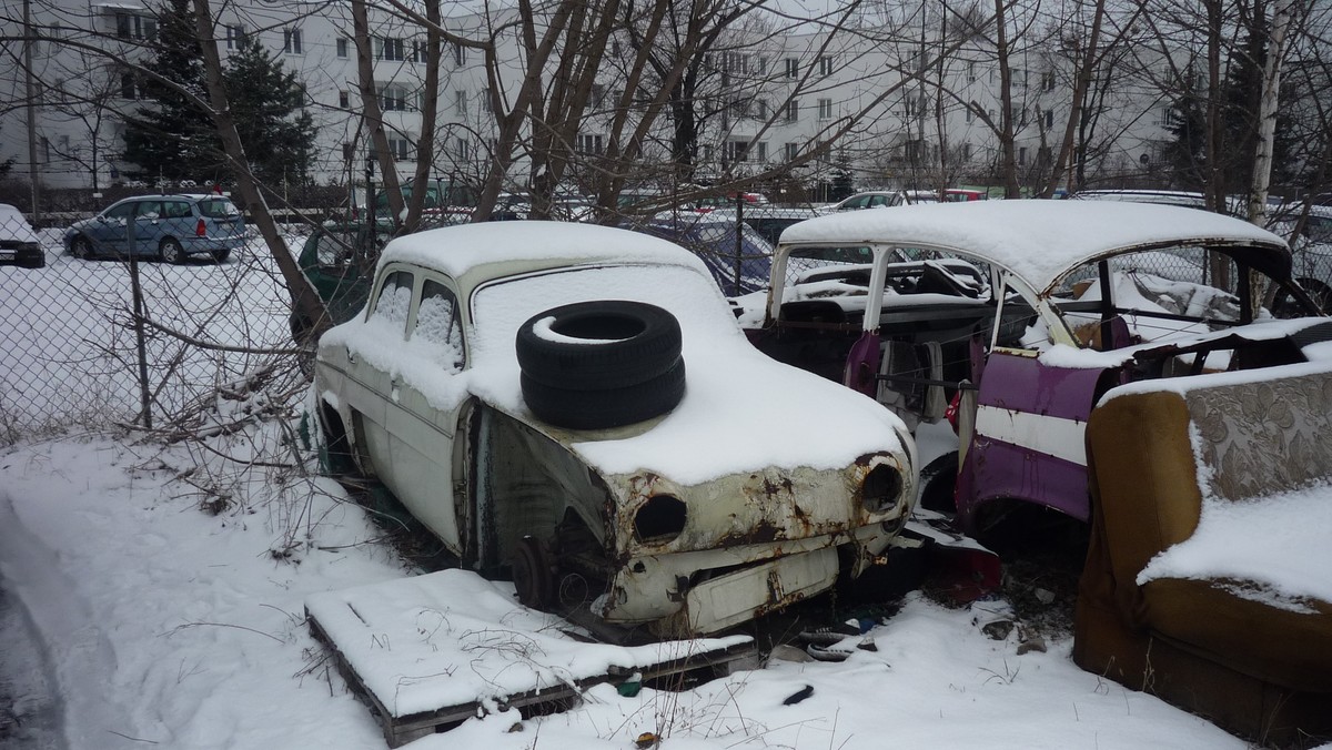 Strażnicy miejscy ostro wzięli się za wraki samochodów zalegające na warszawskich ulicach i parkingach. Tylko przez pierwsze trzy miesiące tego roku doprowadzili do usunięcia blisko pół tysiąca "gruchotów". W co drugim przypadku zrobił to sam właściciel, w 189 przypadkach wraki trafiły na parking depozytowy.