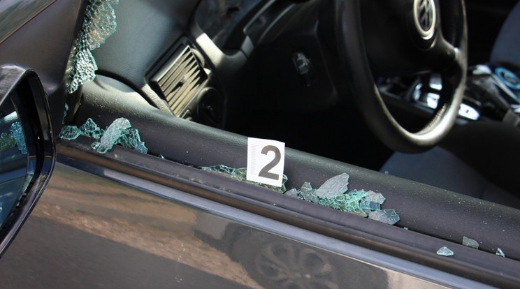A 25 éves fiú egyszerűen betörte az autó ablakát. / Fotó: Police.hu 