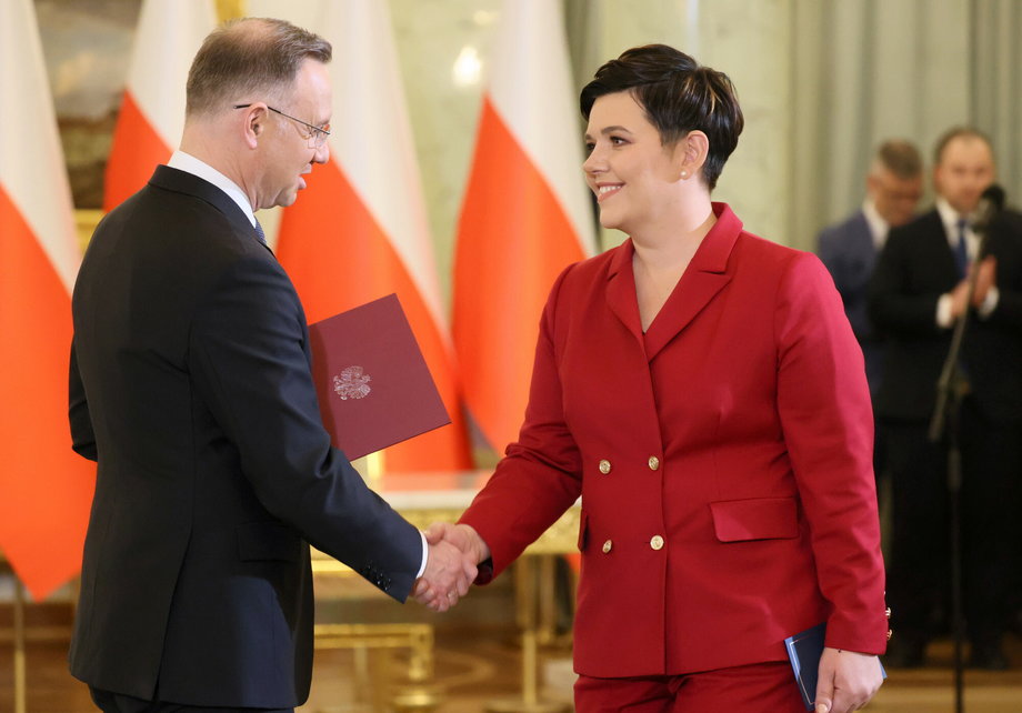 Prezydent Andrzej Duda wręcza nominację ministerialną Dorocie Bojemskiej