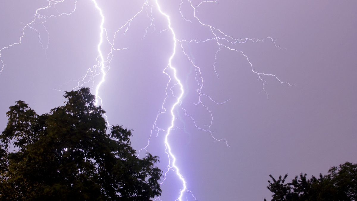 Jeszcze dziś nad Krakowem mogą przejść silne burze z porywistymi podmuchami wiatru oraz opadami gradu.