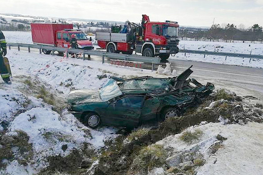 Strażacy zmiażdżyli volkswagena